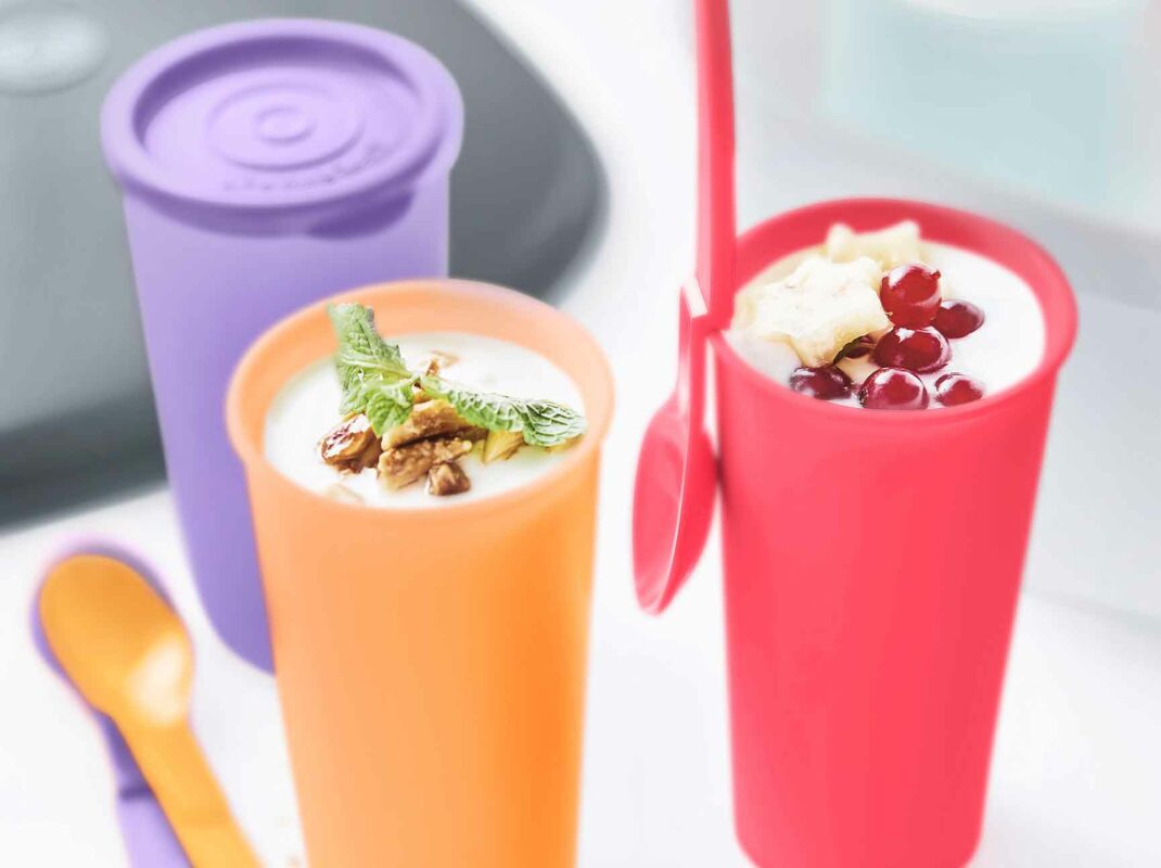 set pot à yaourt trois pots à yaourt tupperware avec couvercles, garnis de yaourt et de fruits frais, dans un décor de cuisine épuré.